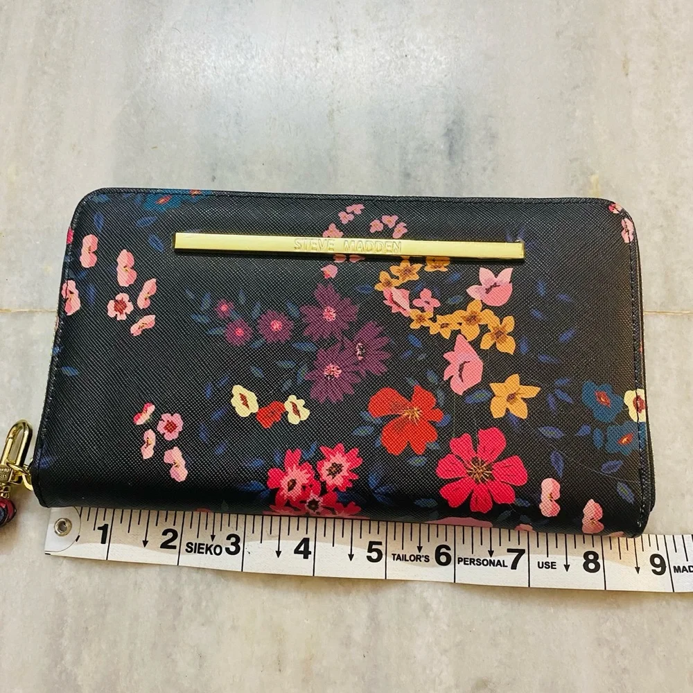 Brand new never used, steve madden bigger
size wrist wallet - Picture 9 of 13